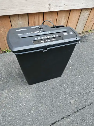 Amazon Basic paper shredder like new, don't know why I bought this when I have a camp fire in the ya...