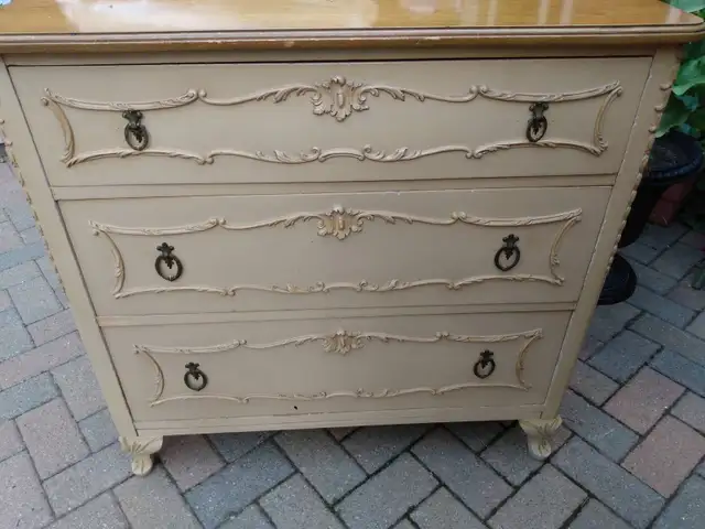 Beautiful Furniture/ Antiques in Arts & Collectibles in City of Toronto - Image 4