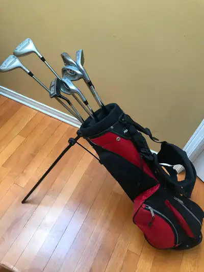 2 Sets de bâtons de golf Titanium Matrix avec sacs pour adultes droitiers, en très bon état. Fers: 3...