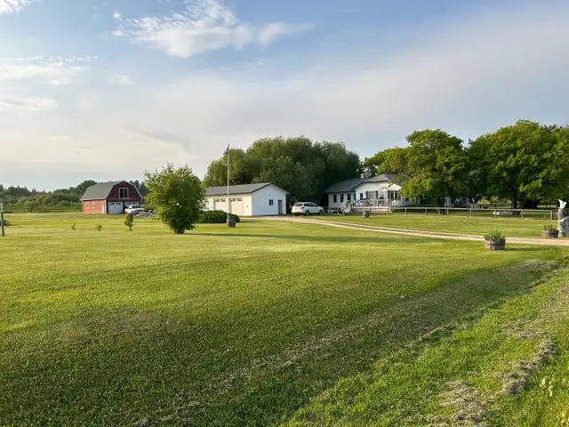  3 Bed, 2 Bath Lakefront Home on 5 Acres in Houses for Sale in Winnipeg - Image 7