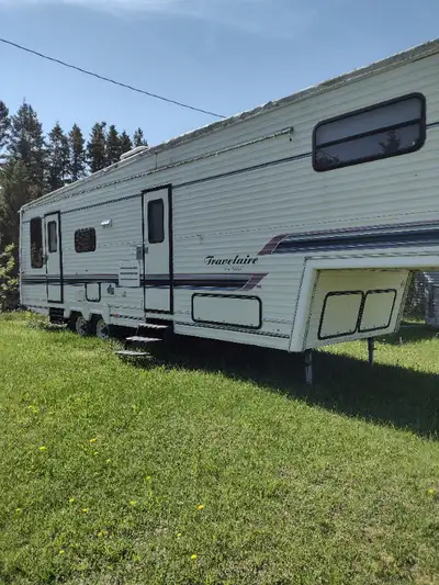 roulotte de 33 pieds avec extension coté ,avec toute accesoires intérieurs ect...info.418-690-6768 ,...