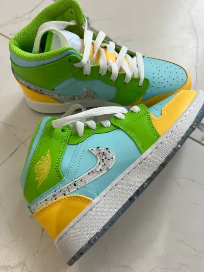 Air Jordan 1 Mid, View more