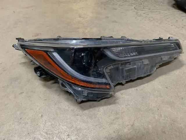 2022 toyota corolla le ..  sedan ..  rh headlight in Auto Body Parts in Edmonton - Image 3