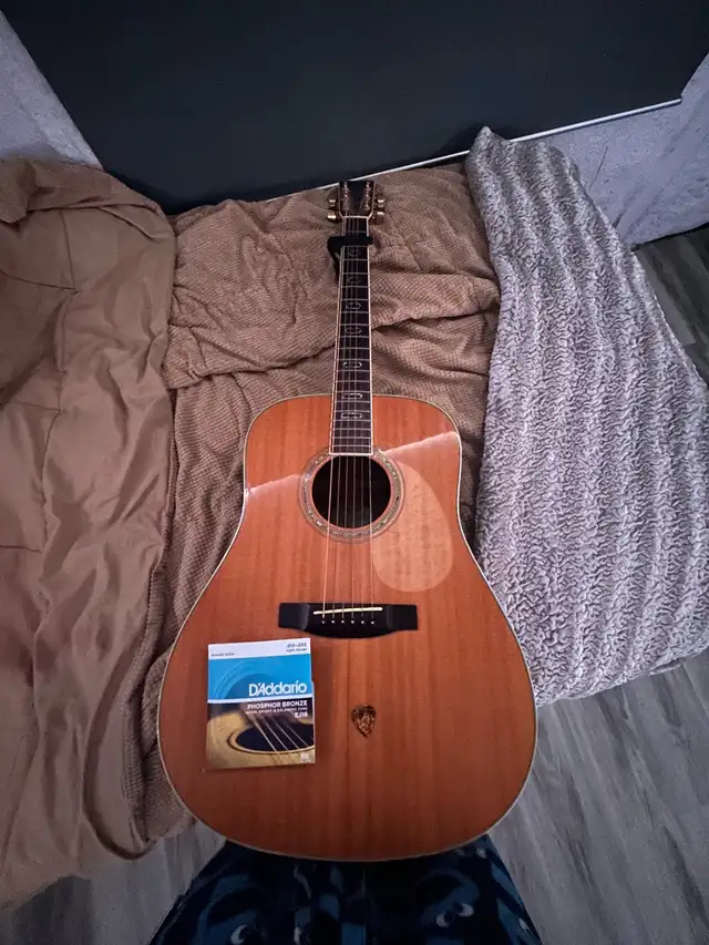 Acoustic guitar in Guitars in Laval / North Shore - Image 2