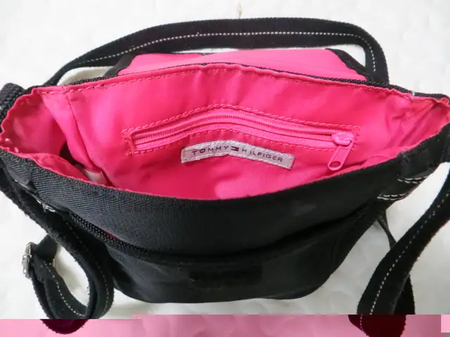 Purses, Shoulder Bags, Crossbody Bags in Women's - Bags & Wallets in Mississauga / Peel Region - Image 4