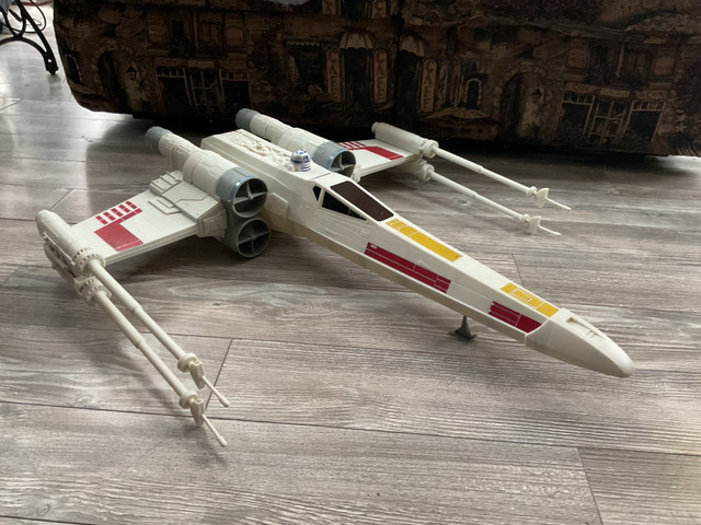 Hasbro Star Wars vaisseau X-Wing fighter géant avec R2D2 dans Art et objets de collection  à Trois-Rivières