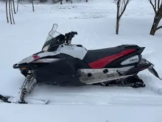 Yamaha Apex SE power steering , fuel injected 2nd owner well taken care of new track, studs wheel be...