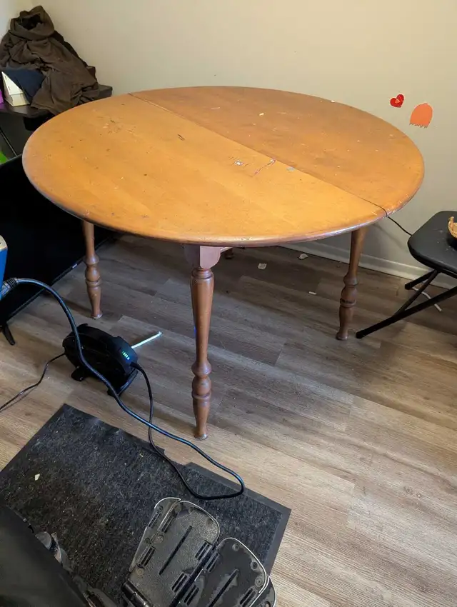 Round Wooden Dining Table in Dining Tables & Sets in Kitchener / Waterloo - Image 3