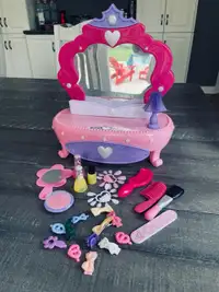 Kids light up toy vanity set with accessories
