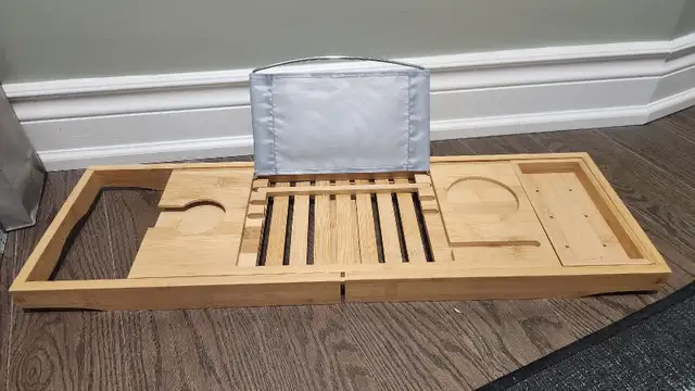 Like-new Utoplike Bamboo Bathtub Tray in Bathwares in Markham / York Region - Image 2
