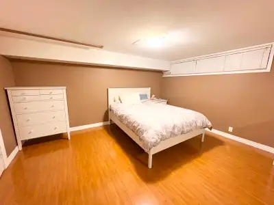 Super clean and quiet house, Located in Richmond hill close to Elgin mills and Yonge. Common area sh...
