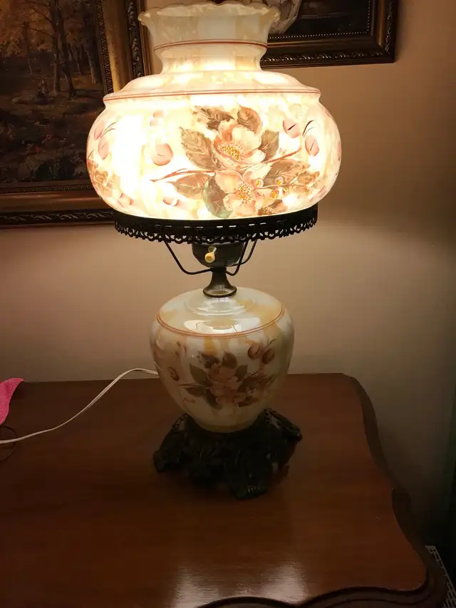 Beautiful Glass Lamp, Vintage in Indoor Lighting & Fans in City of Montréal - Image 4