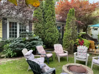 Completely furnished with all appliances including laundry facilities, dishwasher. Suitable for prof...