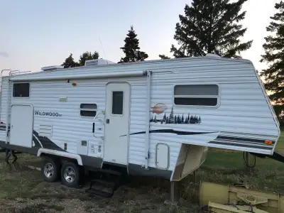 2007 model with large slide. Comes with the 5th wheel rails, mounting hardware, and hitch. Half ton...