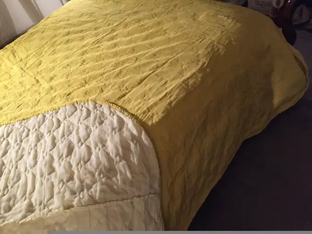 Vintage 50s Quilted Yellow Double-Queen Sz Bed cover - 94" X 88" in Arts & Collectibles in City of Toronto - Image 10