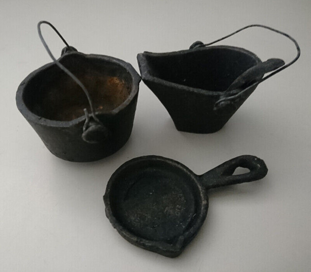 Antique Dollhouse Miniature Cast Iron Frying Pan, Pot & Coal in Arts & Collectibles in Oshawa / Durham Region - Image 2