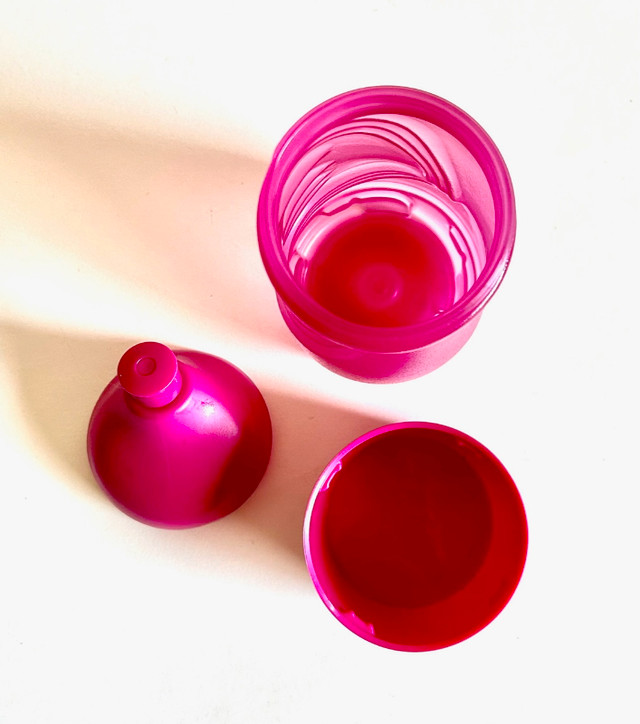 Tupperware : bouteille d'eau rose, base amovible, comme neuve dans Vaisselle et articles de cuisine  à Longueuil/Rive Sud - Image 2