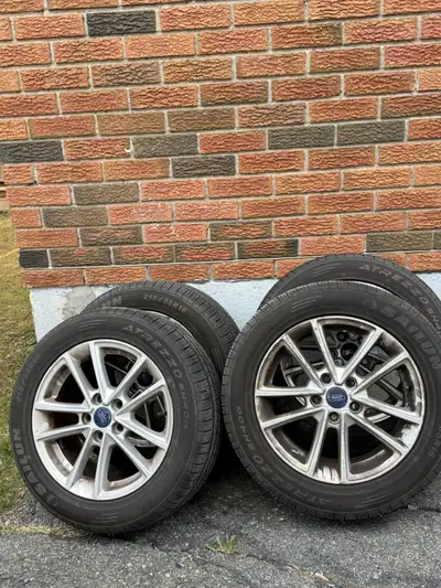 I'm selling summer tires with original rims for a Ford Focus, size 215/55 R16.