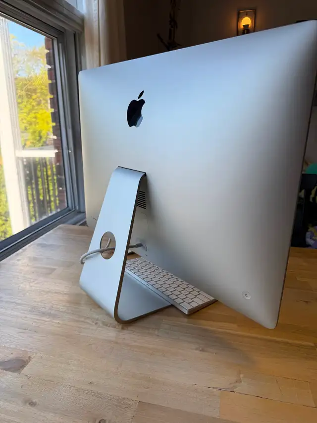 Apple iMac 27” Retina 5K 2020 A2115 Core i5 3.3GHz 16G 512GB SSD in Desktop Computers in City of Montréal - Image 3
