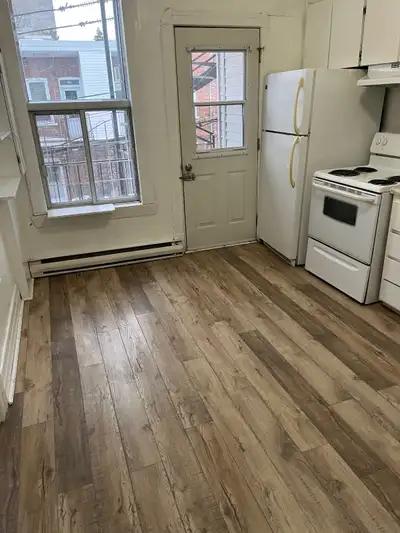 4 ½, 2 minutes by walk to Metro Verdun, 2nd floor, 2 closed bedroom, Stove and fridge and washer inc...