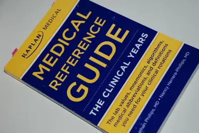 COLLEGE STUDENT BOOK - MEDICAL REFERENCE GUIDE THE CLINICAL YEAR, View more