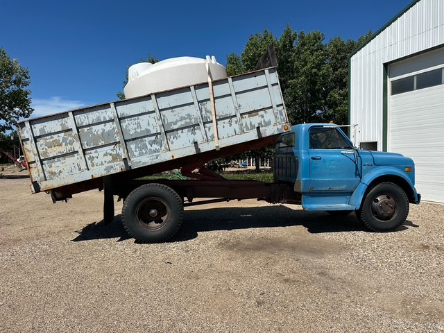 1972 Chevrolet C50 truck with 1200 gallon poly tank in Cars & Trucks in Saskatoon - Image 2