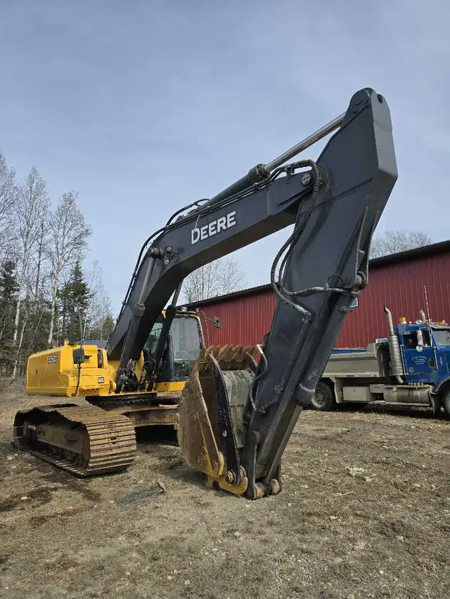 2009 JD 350 D Excavator in Heavy Equipment in Fort St. John - Image 5