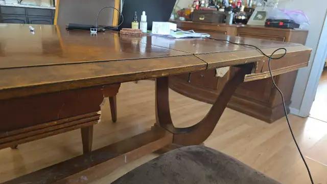 Beautiful Ashley Furniture dining table and Hutch. 7/10 in Dining Tables & Sets in Hamilton - Image 5