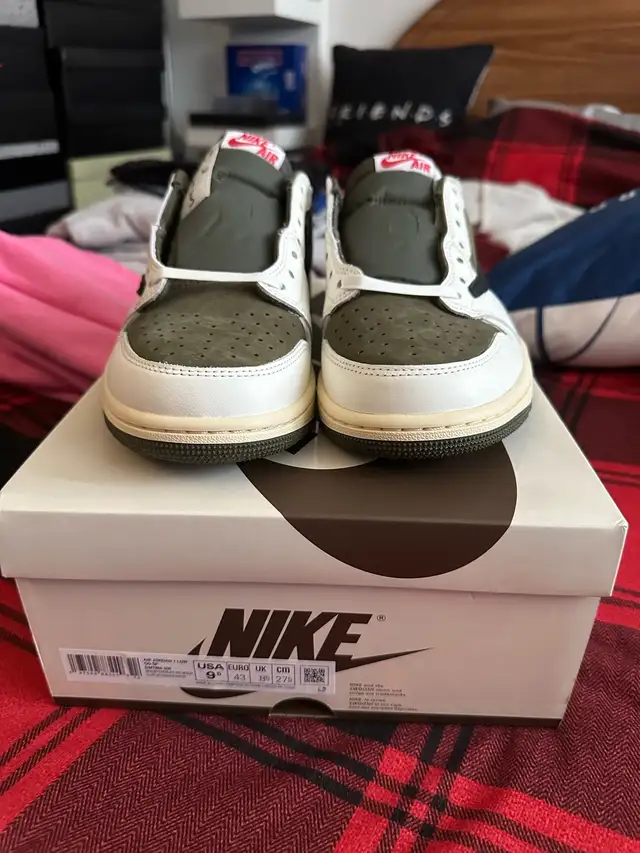 Jordan 1 Retro Low / Travis Scott Medium Olive / Size 9.5 DS in Men's Shoes in City of Toronto - Image 4