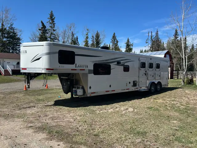 Living quarters horse trailer  in Equestrian & Livestock Accessories in Vanderhoof - Image 2