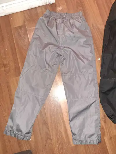 Kids size 7 Spring and Fall pant Has a great water resistant outer shell Smoke free home Aylmer Gati...