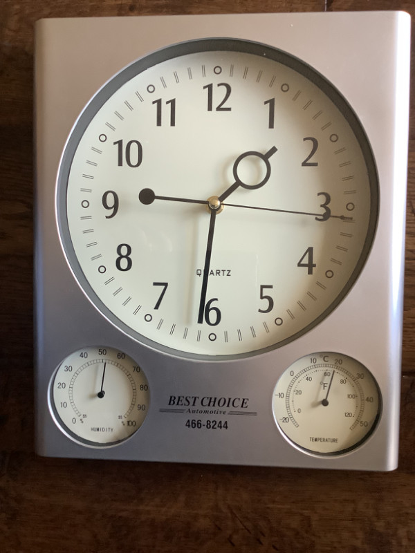 Wall clock in Home Décor & Accents in Strathcona County