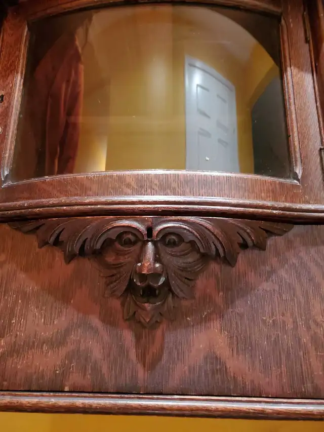 Antique Quarter Cut Oak Buffet / Sideboard with Bevelled Mirror in Hutches & Display Cabinets in City of Toronto - Image 4