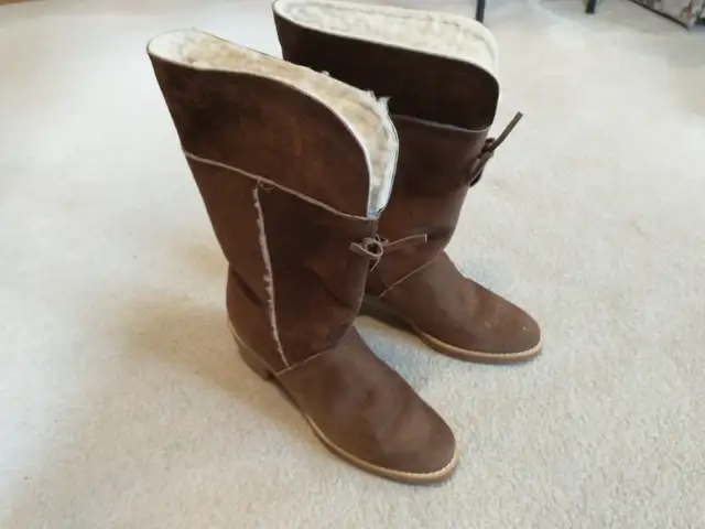 Brown Suede Boots - size 8.5 in Women's - Shoes in Markham / York Region - Image 3