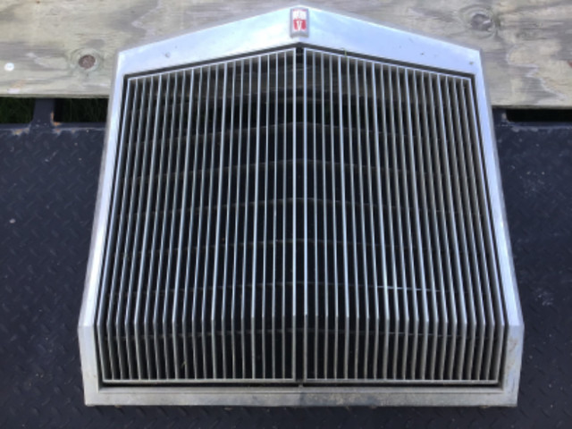 1977 to 1979 Lincoln Mark 5 car grille in Auto Body Parts in Leamington