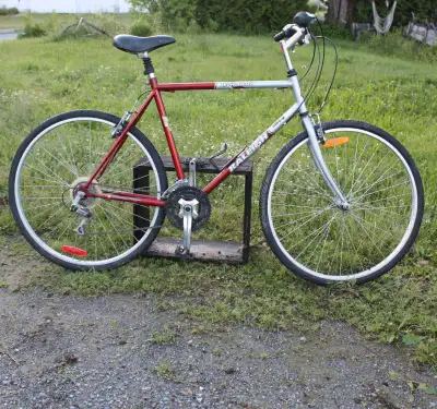 RALEIGH : Vélo hybride urbain . Commuter bicycle, View more
