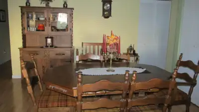 Grande table octogonale dans les coins, pouvant contenir 8 personnes mais 6 personnes confortablemen...