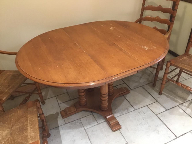 Hard Rock Maple Pedestal Table with 4 chairs. in Dining Tables & Sets in London