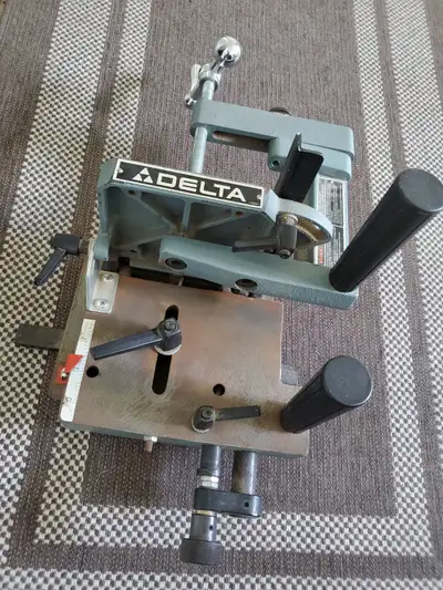 Delta tenon jig. Very good condition. Please take a look at my other ads.