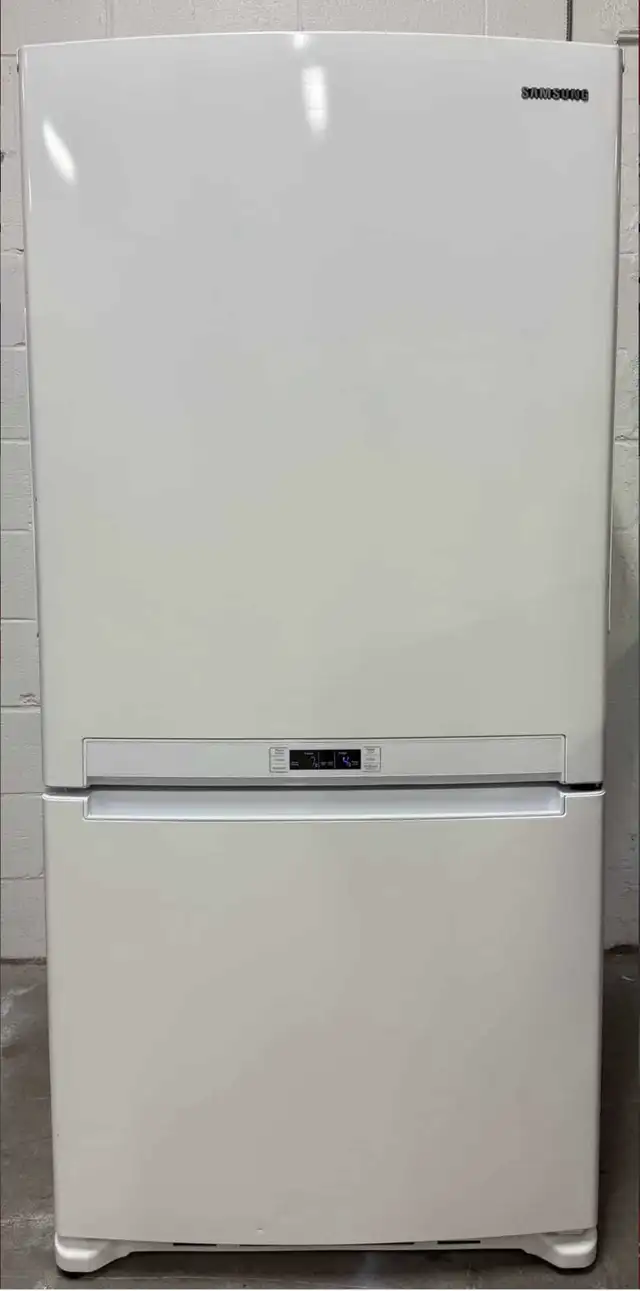 - Refrigerator “SAMSUNG” H70/W32/D28 Counter Depth  in Refrigerators in Barrie - Image 2