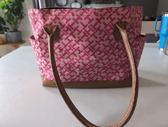 Tommy Hilfiger Pink Bag in Women's - Bags & Wallets in Oshawa / Durham Region - Image 3