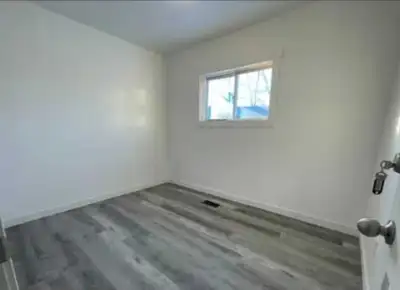 Close to University of Manitoba,All inclusive. 2 minutes walk to the Blue and F8.. Close to super st...