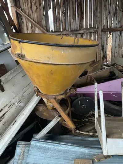 Épandeur a grain qui va sur 3 point de tracteur, en bonne condition.