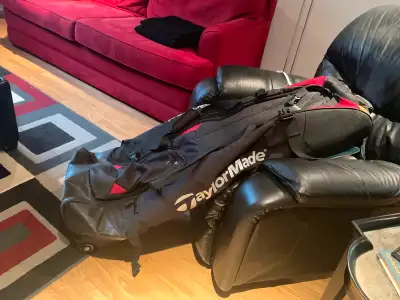 No rips good condition, This bag is super easy to use. Also, when you’re done it breaks down easily...