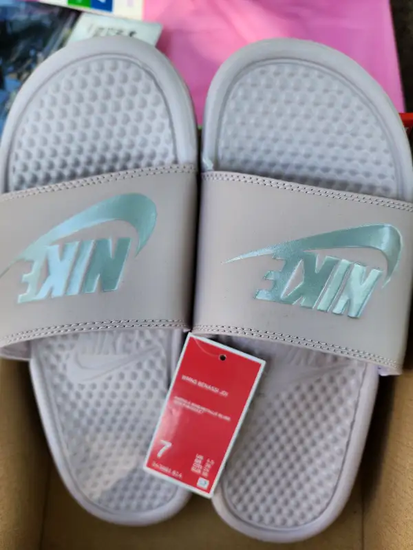 Nike Slides Woman Size 7 in Women's - Shoes in City of Montréal - Image 2