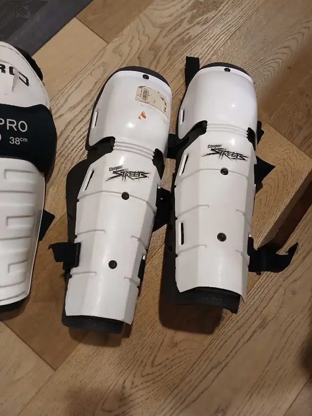 Hockey Shin Pads Adult Large in Hockey in Calgary - Image 5