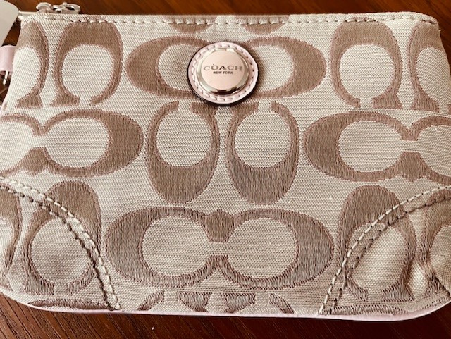 NEW Coach Peyton Womens Signature Khaki/Pink Wristlet in Women's - Bags & Wallets in Norfolk County - Image 2