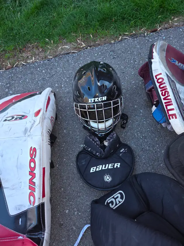Goalie equipment in Hockey in Oshawa / Durham Region - Image 4
