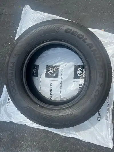 Ensemble de 4 pneus Yokohama Geolandar X-CV G057 Dimensions : 245/70R18 110H Provient d’un Toyota La...