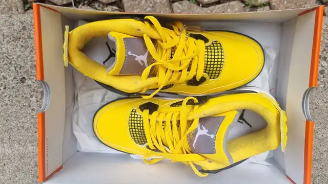 Air Jordan 4 Retro Lightning in Men's Shoes in City of Toronto - Image 3